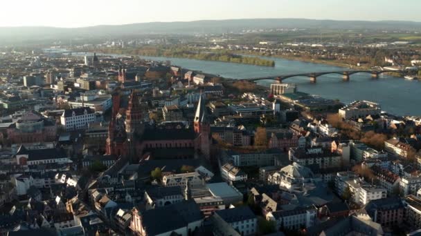 慢速无人驾驶飞机在美因茨附近射击 这座位于老城区中央的红色大教堂后面是莱茵河 — 图库视频影像