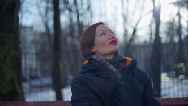 Młoda Kobieta Szaliku Zewnątrz Nadchodzi Wiosna Zima Się Kończy Przyniesie — Wideo stockowe