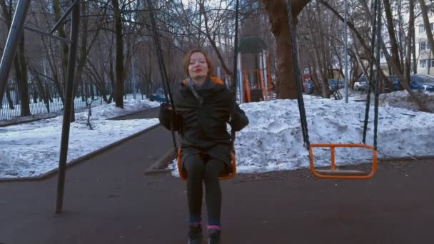 Młoda Kobieta Szaliku Zewnątrz Nadchodzi Wiosna Zima Się Kończy Przyniesie — Wideo stockowe