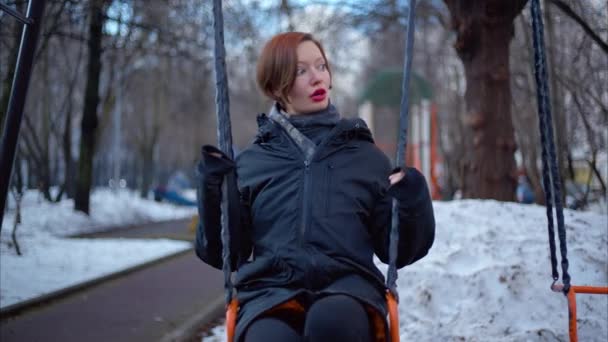 Junge Frau Mit Schal Freien Der Frühling Kommt Der Winter — Stockvideo