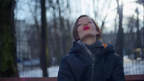 Mujer Joven Bufanda Aire Libre Primavera Está Llegando Invierno Terminado — Vídeos de Stock