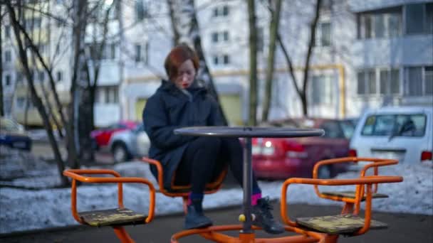 Jonge Vrouw Sjaal Buiten Lente Komt Eraan Winter Voorbij Wat — Stockvideo