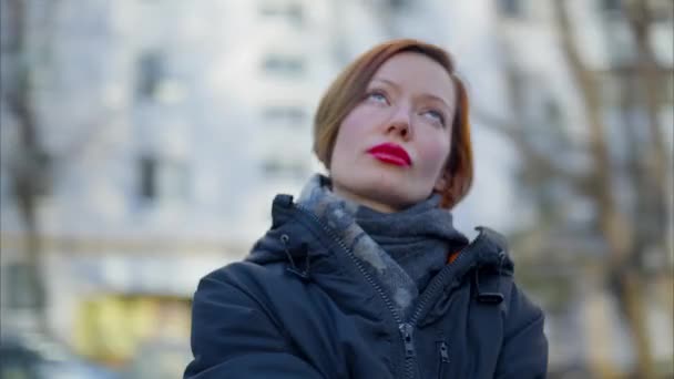 Mujer Joven Bufanda Aire Libre Primavera Está Llegando Invierno Terminado — Vídeos de Stock