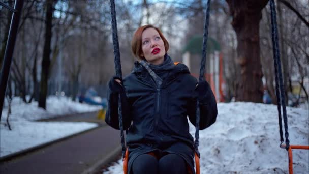 Junge Frau Mit Schal Freien Der Frühling Kommt Der Winter — Stockvideo