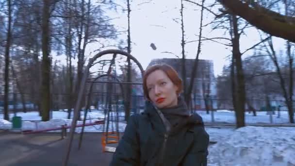 Ung Kvinna Halsduk Utomhus Våren Kommer Vintern Över Vad Kommer — Stockvideo
