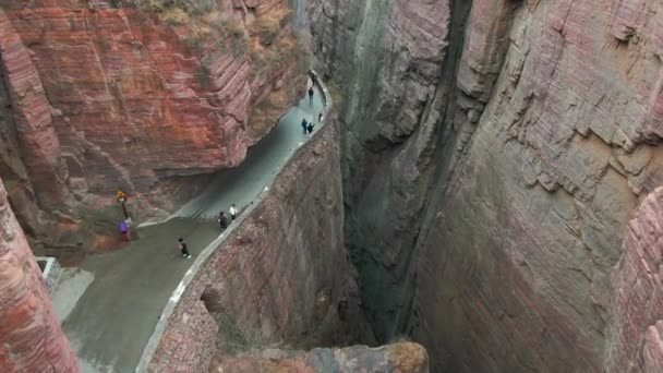 Sopravvivere Nella Scogliera Tagliata Fuori Dalla Strada Montagna Strada Più — Video Stock