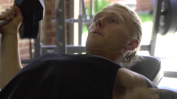 Muscly Man Hemmet Gym Träning Lutande Bröstet Hantel Flyga — Stockvideo