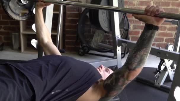Musculoso Homem Casa Ginásio Exercitando Banco Imprensa Declínio Barbell — Vídeo de Stock