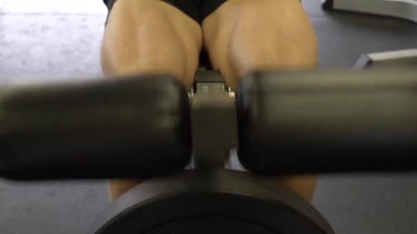 Мускулистый Человек Домашнем Тренажерном Зале Упражнения Четырехногое Расширение Ног Тренировки — стоковое видео
