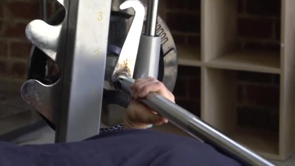 Musculoso Homem Casa Ginásio Exercitando Smith Máquina Supino — Vídeo de Stock