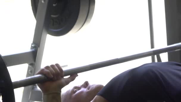 在家里健身房锻炼的肌肉男 按下杠铃板凳 — 图库视频影像