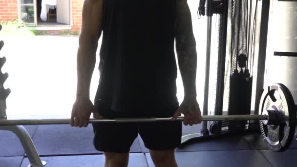 Homem Musculoso Casa Ginásio Exercitando Barbell Deadlift — Vídeo de Stock