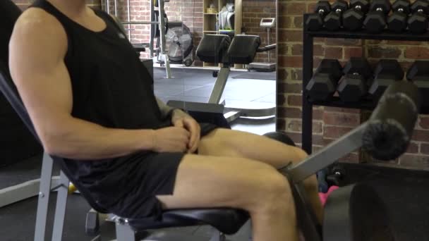 Muscly Άνθρωπος Στο Σπίτι Γυμναστήριο Άσκηση Quad Επέκταση Πυροβόλησε Από — Αρχείο Βίντεο