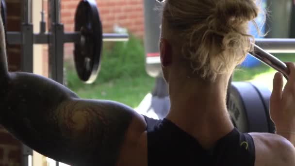 Muskulöser Mann Fitnessstudio Übt Schuss Aus Dem Hinteren Einzelarm Der — Stockvideo