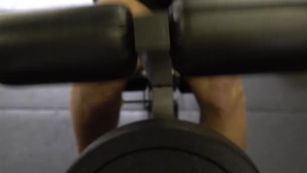 家庭体育馆里的肌肉男正在进行单腿四肢伸展运动 — 图库视频影像