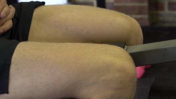 Muskularny Mężczyzna Domu Siłownia Ćwiczenia Zbliżenie Boku Pojedyncza Noga Podnieść — Wideo stockowe