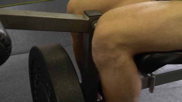 Muscly Man Hemmet Gym Utövar Närbild Fyrhjuling Förlängningar — Stockvideo