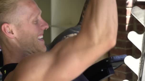 Мускулистый Человек Домашнем Тренажерном Зале Осуществляет Тесное Сцепление Lat Тянуть — стоковое видео