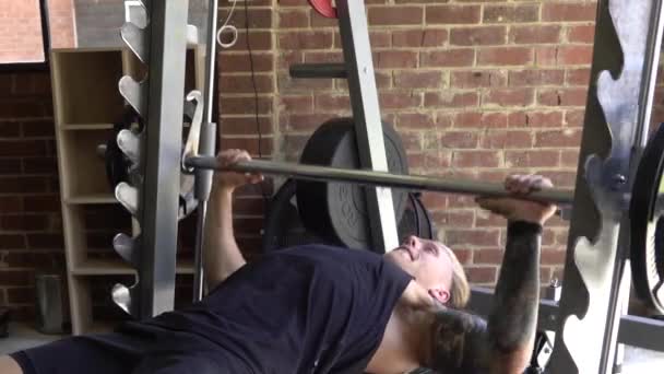 Muscly Man Home Gym Exercising Smith Machine Bench Press — Stock Video