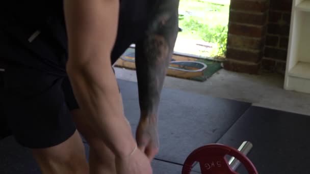 Muscly Man Hemmet Gym Träning Skivstång Rad Stora Armar — Stockvideo