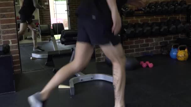 Muskulöser Mann Fitnessstudio Übt Geteilte Ausfallsprünge — Stockvideo