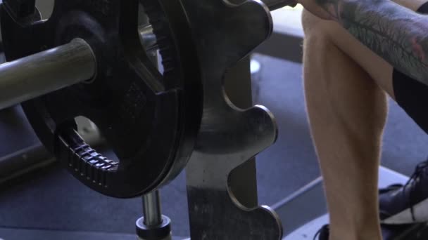 Musclé Homme Maison Gymnase Exercice Assis Veau Soulève Forgeron Machine — Video