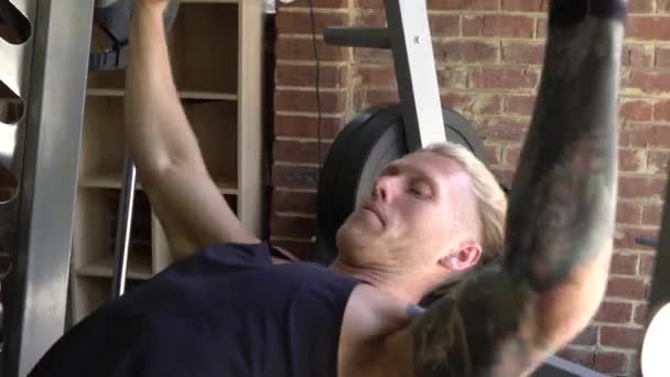 Musculoso Homem Casa Ginásio Exercitando Ferreiro Máquina Barra Peito Imprensa — Vídeo de Stock