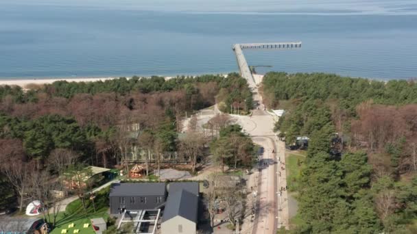 Aerial Basanaviciaus Central Pedestrian Street Van Palanga Met Palanga Pier — Stockvideo