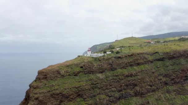 Drone Luchtbeelden Van Ponta Pargo Vuurtoren Aan Westkant Van Madeira — Stockvideo