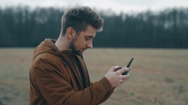 Giovane Uomo Che Vola Con Drone Fuori — Video Stock