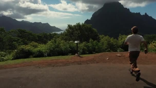 Hombre Corriendo Por Camino Montaña Tahití Isla Moorea Imágenes Drones — Vídeos de Stock