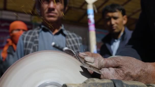 Rustic Hacksaw Being Sharpened Pedal Grinder Bamyan Afghanistan Close Shot — Stock video