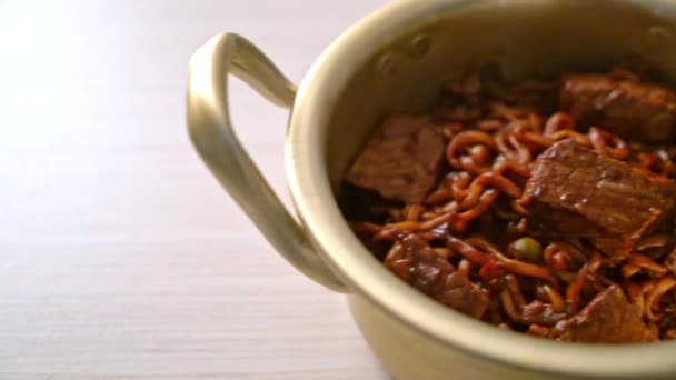 ジャパグリまたはチャパグリ 韓国の黒豆スパイシーな麺と牛肉 韓国料理スタイル — ストック動画
