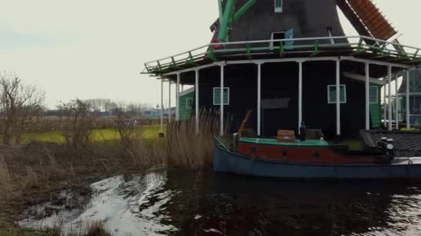 Európa Gőzhajó Dokkolás Régi Holland Szélmalom Közelében Hollandiában Lassított Felvételben — Stock videók