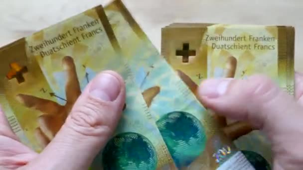 Gros Plan Homme Comptant Plusieurs Billets Deux Cents Francs Suisses — Video