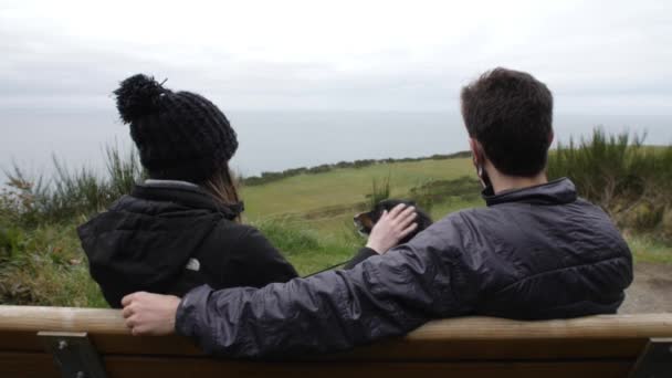 Couple Assis Sur Banc Avec Chien Ebey Landing Sur Île — Video