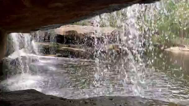 Titta Bakom Ett Strömmande Vattenfall Till Ett Badhål Australien — Stockvideo