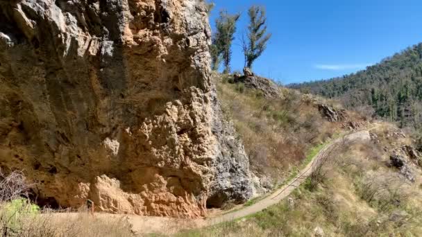 Avustralya Büyük Bir Mağaraya Giden Yürüyüş Yolu — Stok video