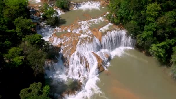 カスカダス アグア アスルとチアパスのザニル川で発見された滝の広い回転ドローンショットメキシコ — ストック動画
