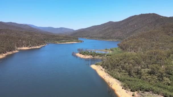 Drone Lento Movimento Tiro Bluewater Green Bushland Montanhas Perto Lake — Vídeo de Stock