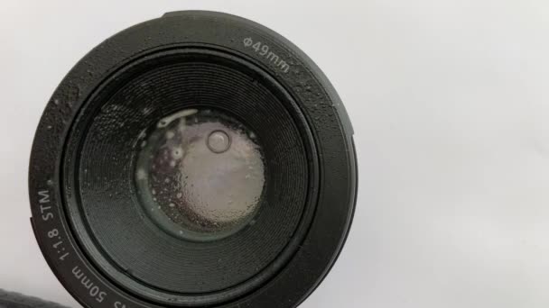 用镜头清洁剂喷洒50毫米镜头 并用软布清洗 — 图库视频影像