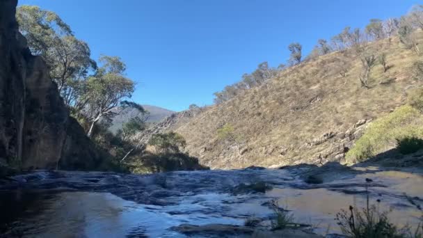 Creek Fluindo Para Borda Uma Grande Cachoeira Com Terra Seca — Vídeo de Stock