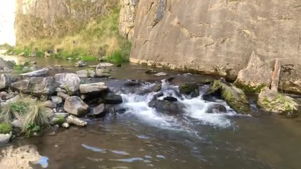 Река Течёт Над Скалами Австралии — стоковое видео