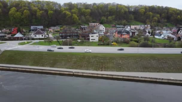 Nehir Kenarındaki Caddede Hızlı Bir Trafik Görüntüsü Var — Stok video