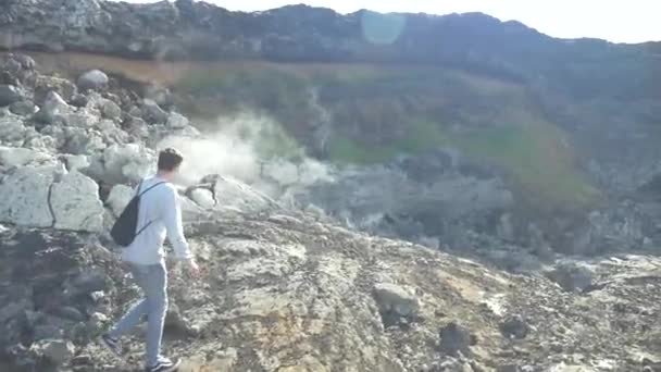 Person Walking Vulcano Paisagem Islândia — Vídeo de Stock