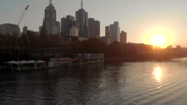 夜明けにメルボルン市内のスカイライン 高層ビル ヤラ川とプリンセスブリッジ 街の裏で日の出だ オーストラリア — ストック動画