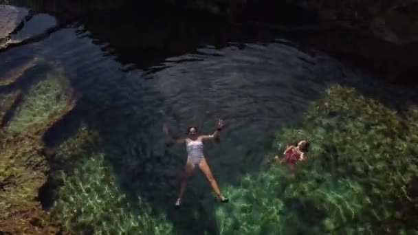 Mam Dochter Zwemmen Het Natuurlijke Oceaan Zwembad Bij Cap Des — Stockvideo