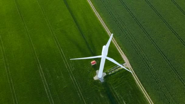 无风天气下的风力涡轮机 由于没有风 风力涡轮机无法在风中工作 风力涡轮机叶片停止转动 波兰普克 — 图库视频影像