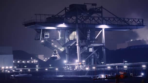 Een Schep Laadt Midden Nacht Een Kolenschip Uit Heldere Lichten — Stockvideo