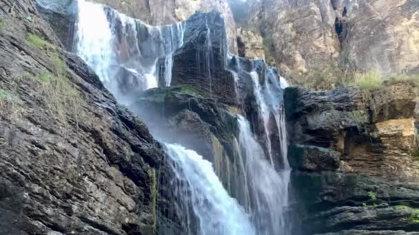 Mirando Una Gran Cascada Australia — Vídeos de Stock